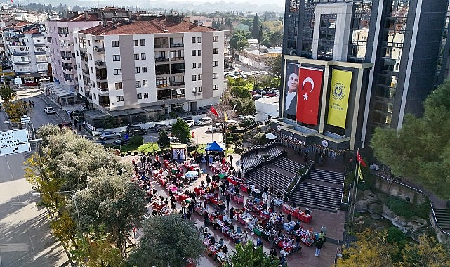 Buca’da dayanışma ve alışveriş bir arada görseli