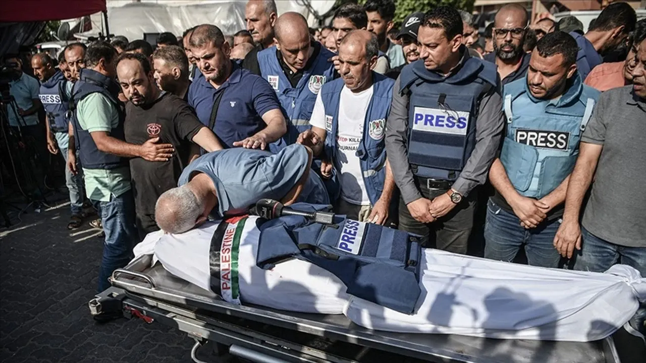Gazze’de İsrail saldırıları: 239 gazeteci hayatını kaybetti görseli