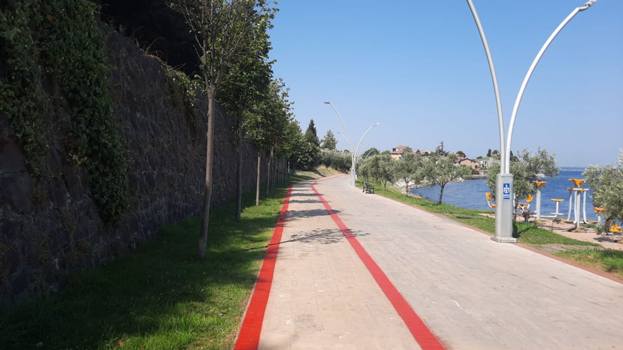 Kocaeli Büyükşehir Belediyesi, bisiklet yolu çizgilerini yeniliyor görseli