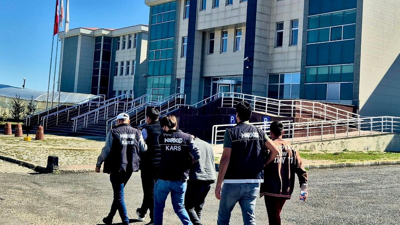 Kars'ta Uyuşturucu Operasyonu: 3 Şüpheli Tutuklandı görseli