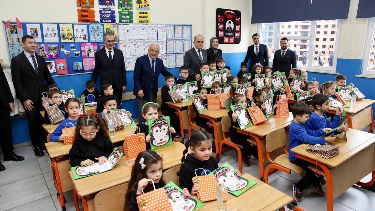 Başkan Güler öğrencilerin karne sevincine ortak oldu görseli