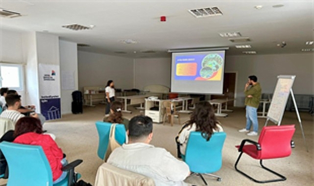 İzmir’de gençlere belediye çalışmaları hakkında eğitim görseli