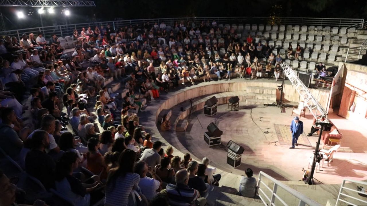 İzmir Efes Amfi Tiyatro,'ta sanat ve dayanışma görseli
