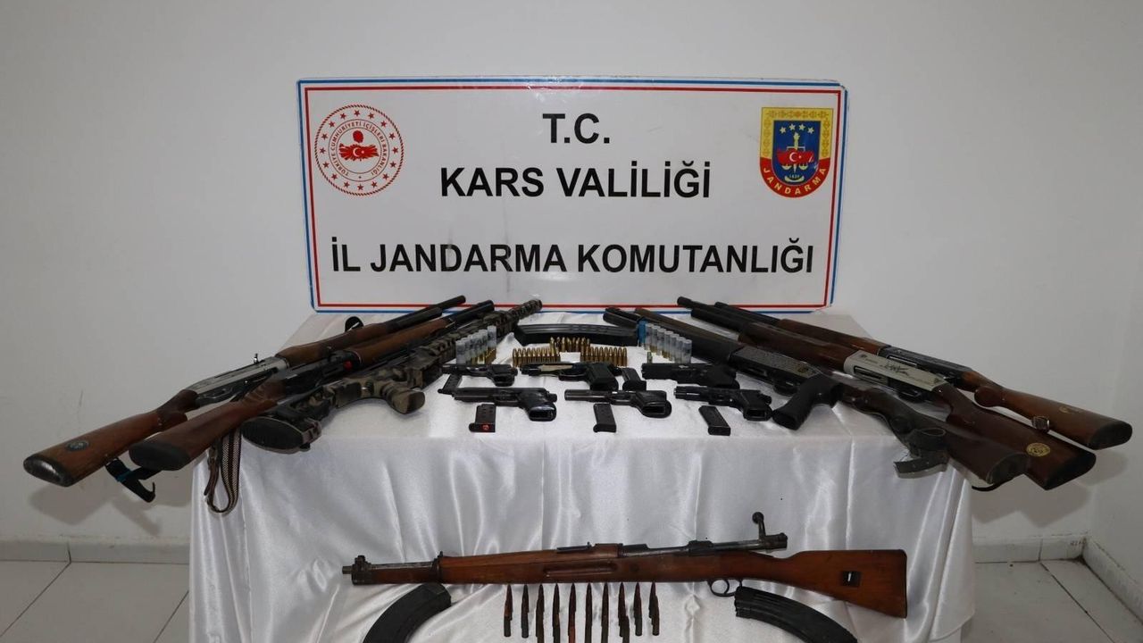 Kars’ta jandarmadan ruhsatsız silah ve aranan şahıslara yönelik operasyon görseli
