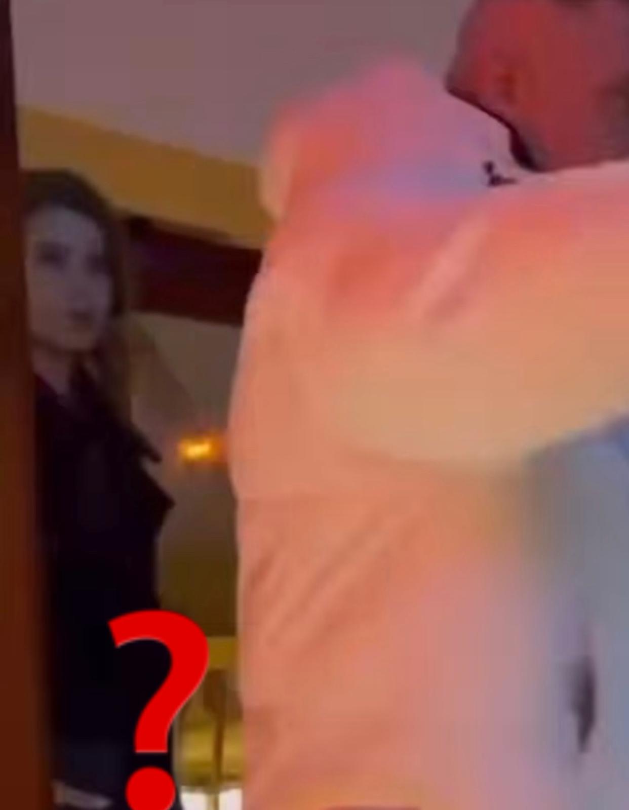 BEREN SAAT HAMİLE Mİ? görseli