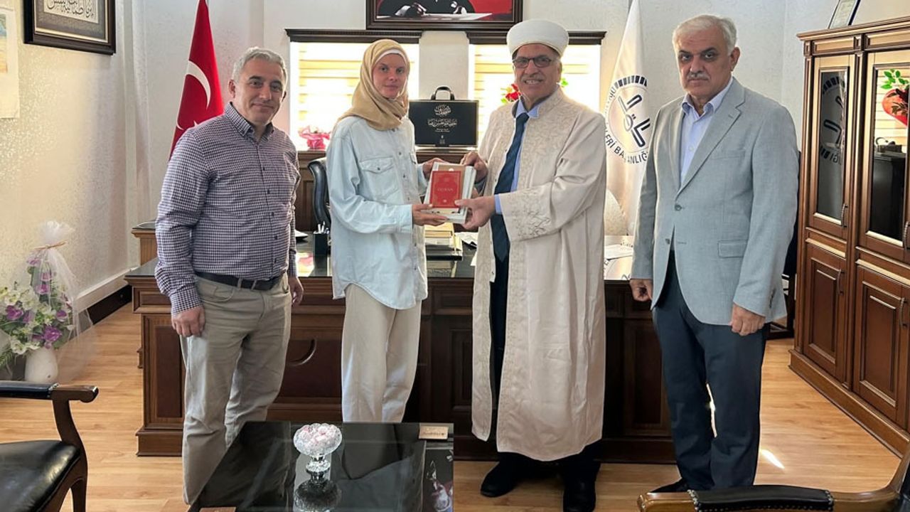 Polonyalı Alexandra Müslüman oldu, adını Ayşe olarak değiştirdi görseli
