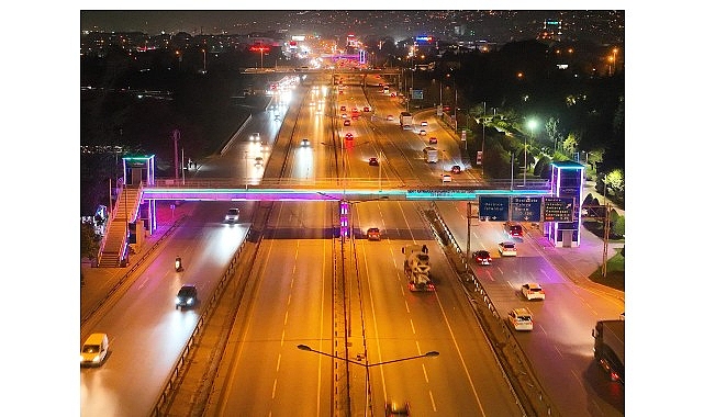 Kocaeli Bilişim Fuarı'nın renkleri üst geçitlerde görseli