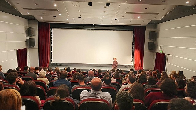 Pelin Esmer, yeni filmiyle Nilüfer’de sinemaseverlerle buluştu görseli