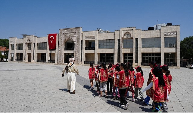 Konya’da 3 Bin Öğrenci 6 Tarihi Mekânda 6 Tarihi Karakteri Tanıyor görseli