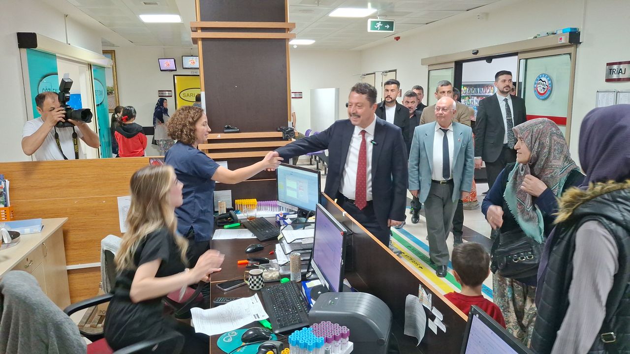 Belediye Başkanı Özer Kasap, Nöbette bulunan çalışanlara bayramlaşma ziyaretinde bulundu görseli