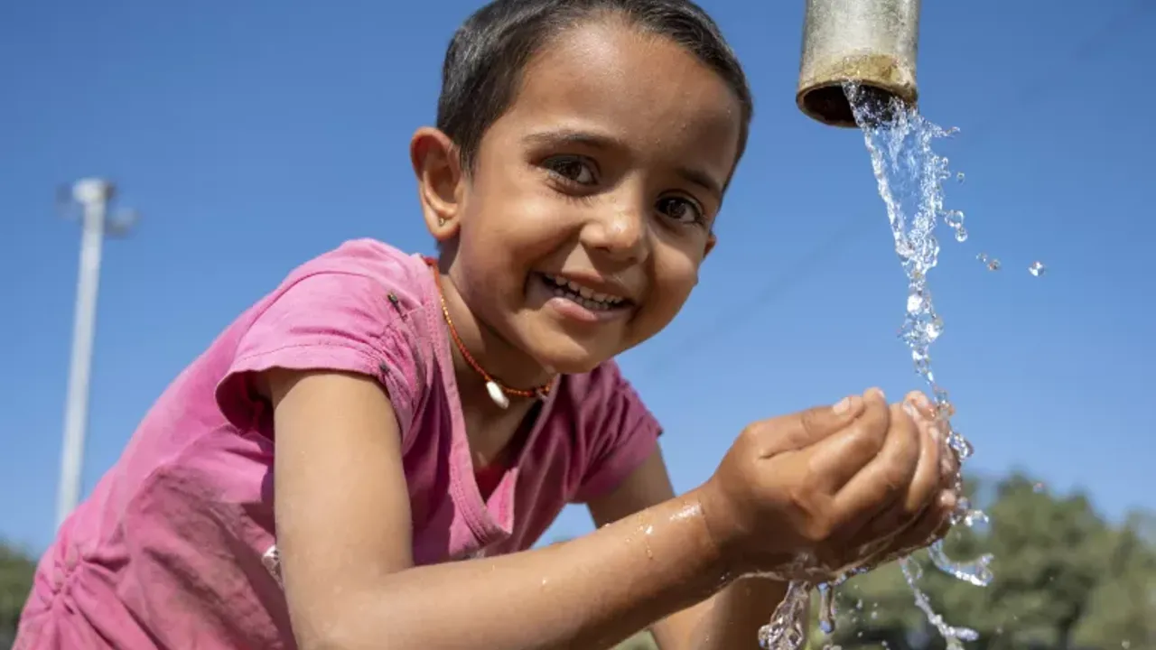 DSÖ ve UNICEF: Dünyada her 4 kişiden 1’i güvenli içme suyuna ulaşamıyor görseli