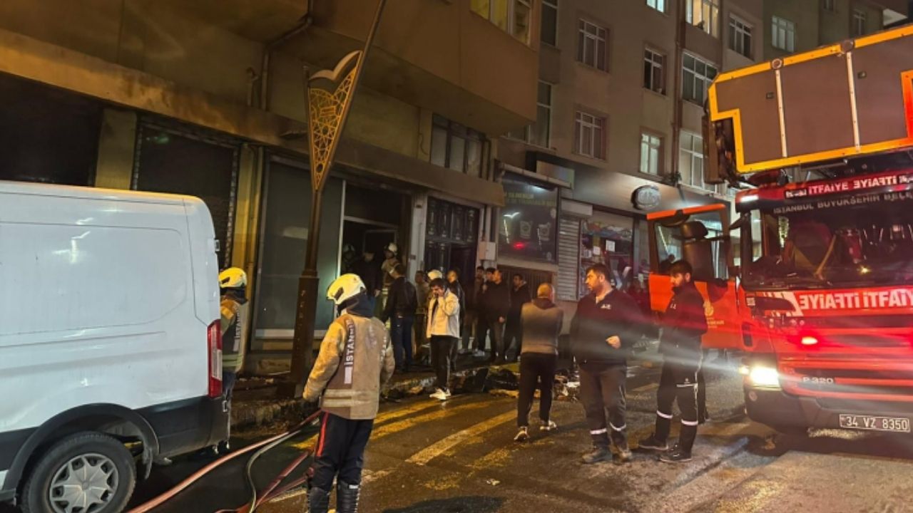 Manisa’da 4 katlı binanın balkonunda yangın görseli