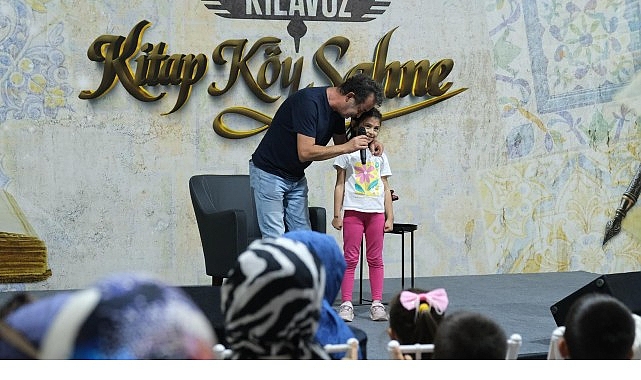 Kılavuz Kitap Köyü, fuara renk katıyor görseli