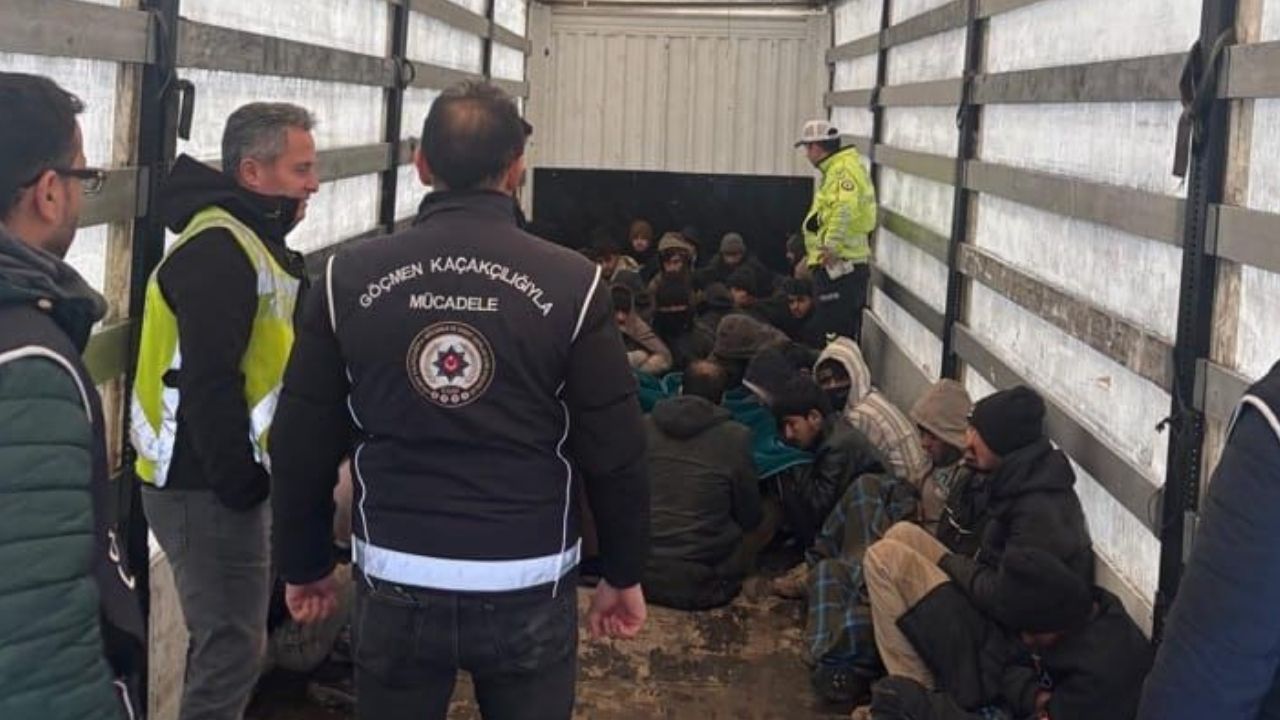 Amasya’da TIR’ın dorsesinden 42 kaçak göçmen çıktı görseli