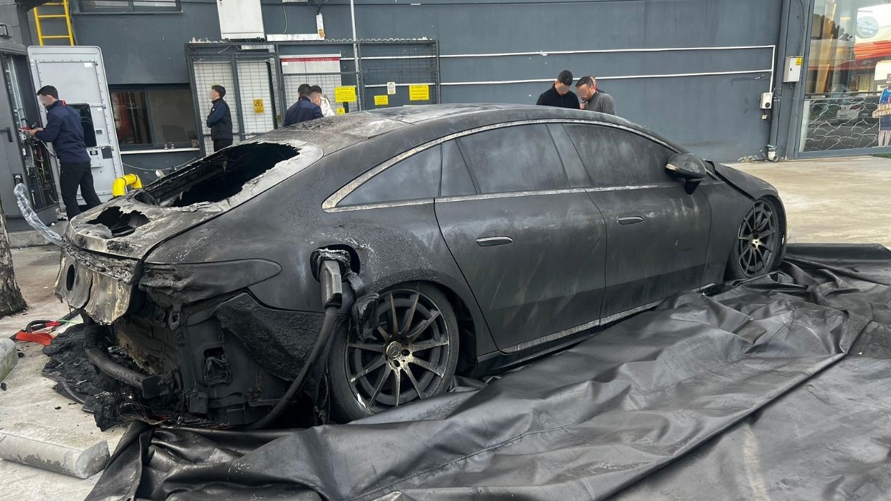 Lüks otomobil şarj istasyonunda alev aldı görseli