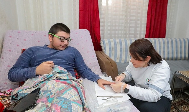 Gaziemir Belediyesi’nden vatandaşların hayatına dokunan hizmet: 1056 kişiye Evde Kuaför Hizmeti görseli