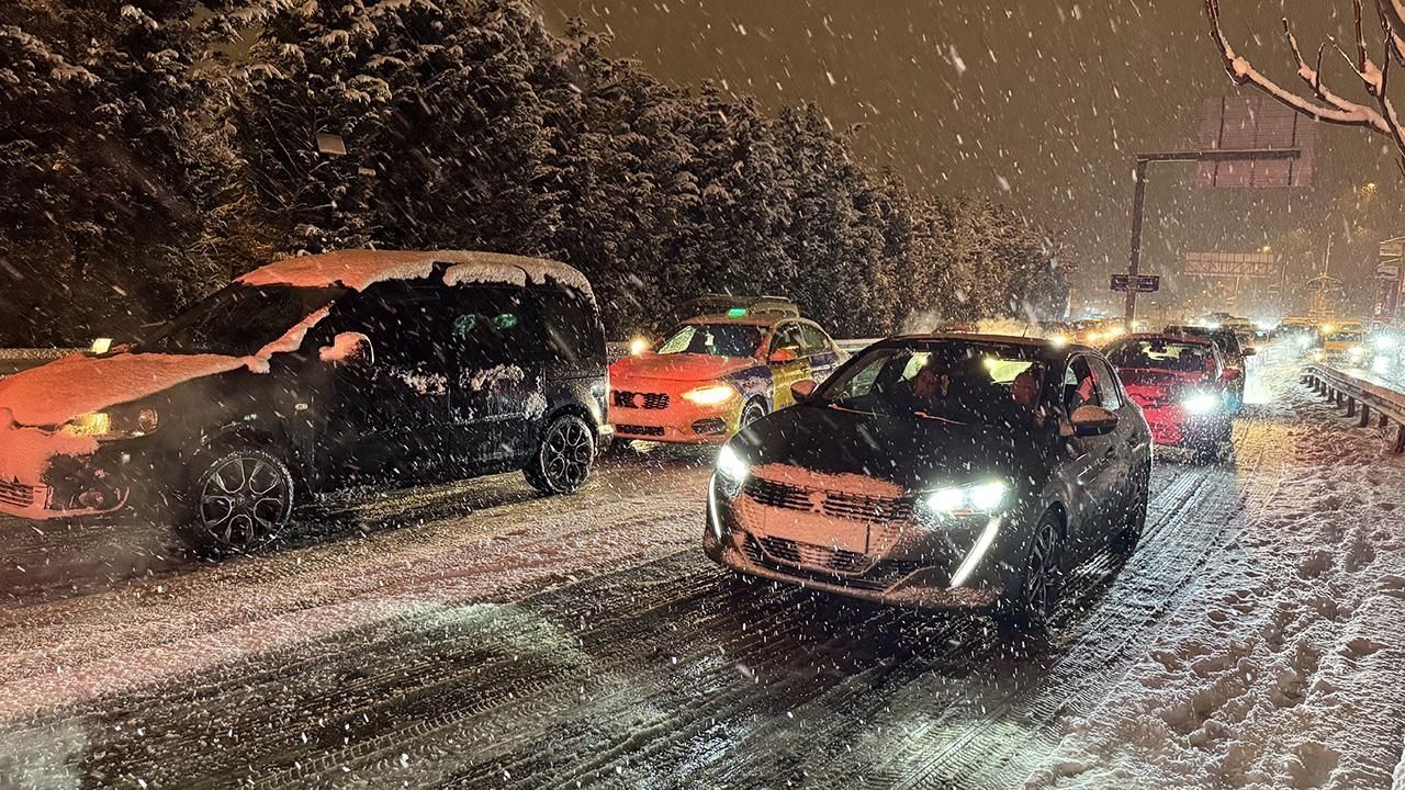 İstanbul’da kar yağışı ulaşımı olumsuz etkiledi görseli