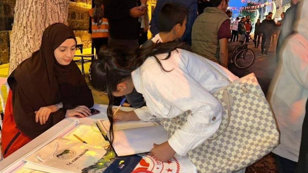 Kars’ta 15 Temmuz günü anı defteri stantları kuruldu görseli
