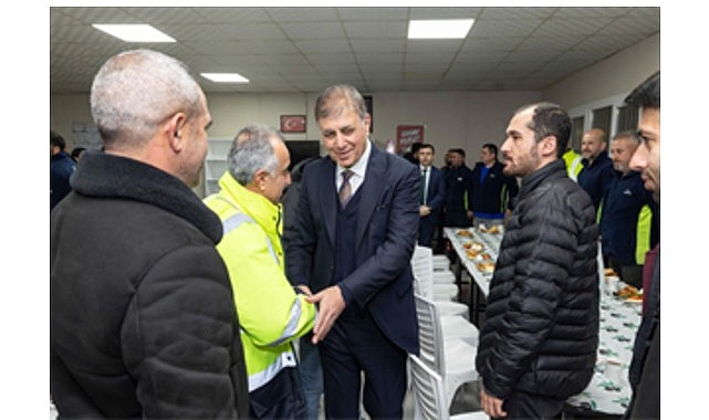 Başkan Tugay, mesaiye emekçi ile başladı görseli