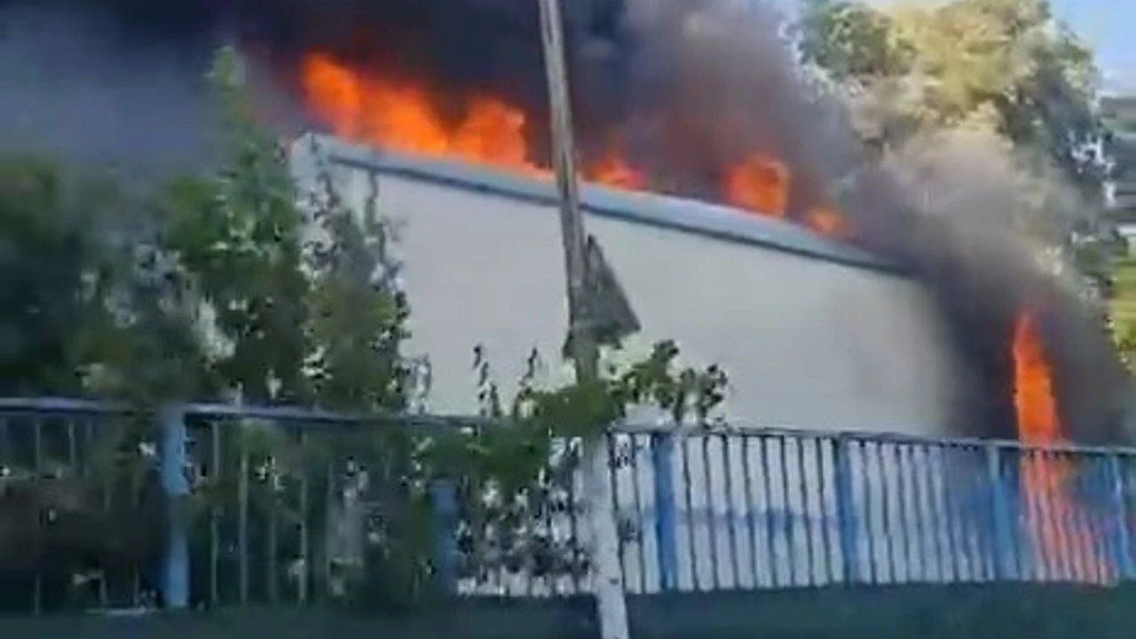 Pendik'te İSKİ'ye ait arıtma tesisinde yangın görseli