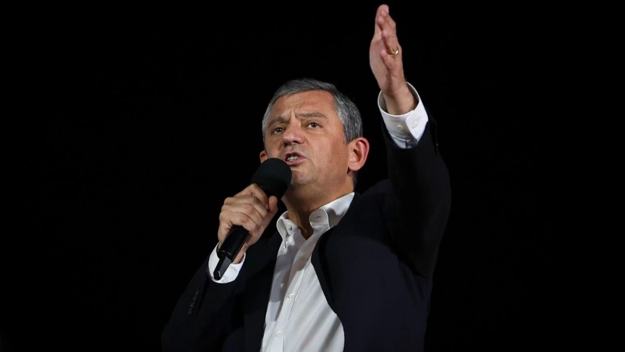 Özgür Özel: “Pijamalı; kumandayı bırak, mücadeleye koş” görseli