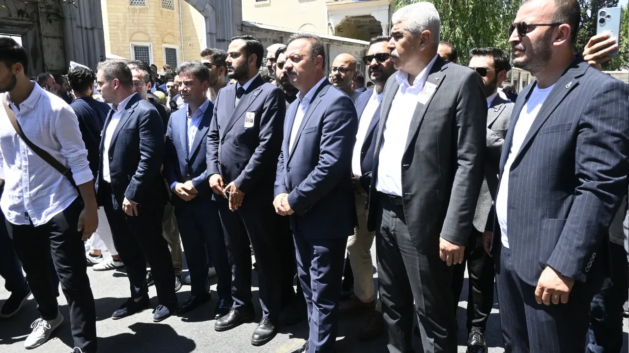 Yavuz Ağıralioğlu şehit Piyade Sözleşmeli Er Ahmet Gültekin'in cenaze törenine katıldı görseli