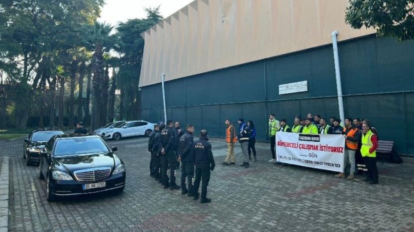 İzmir'de Taşeron İşçilerin Eylemi Yeni Yıla Taşındı: Taşeronsunuz! görseli