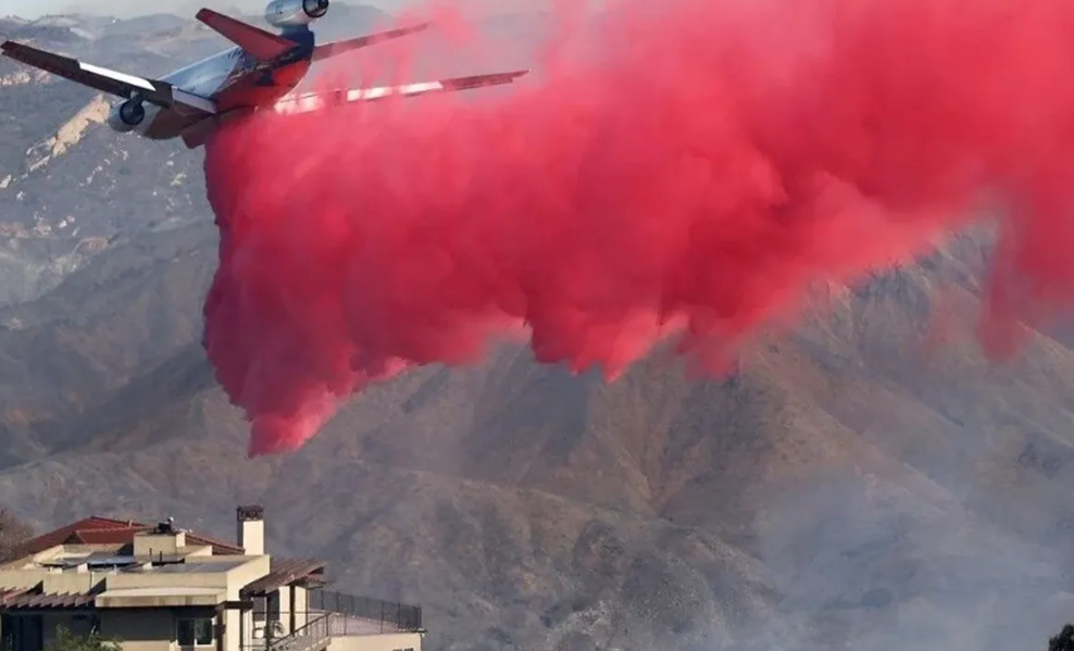 Los Angeles’te Devam Eden Yangın! Gökyüzünden Pembe Sıvı Yağıyor… görseli