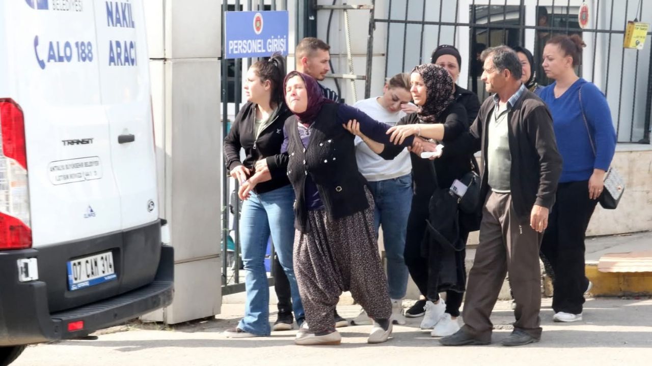 Antalya’da feci kaza: Annenin ve kızlarının feryadı yürek burktu görseli