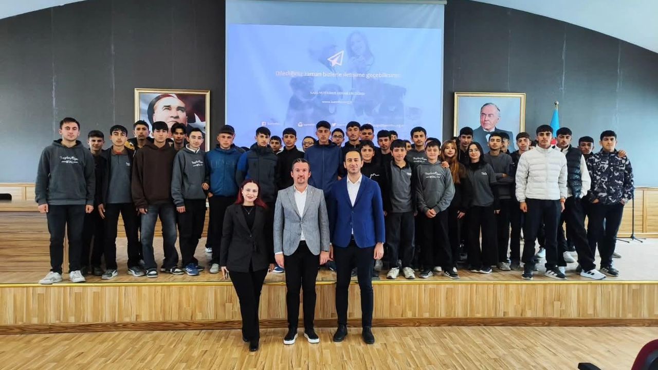 Kars Veteriner Hekimleri Odası Başkanı Ercan Ödül, kariyer günlerinde öğrencilerle buluştu görseli