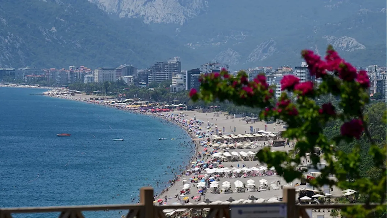 Antalya'da nem yüzde 77’ye ulaştı, sahiller doldu görseli