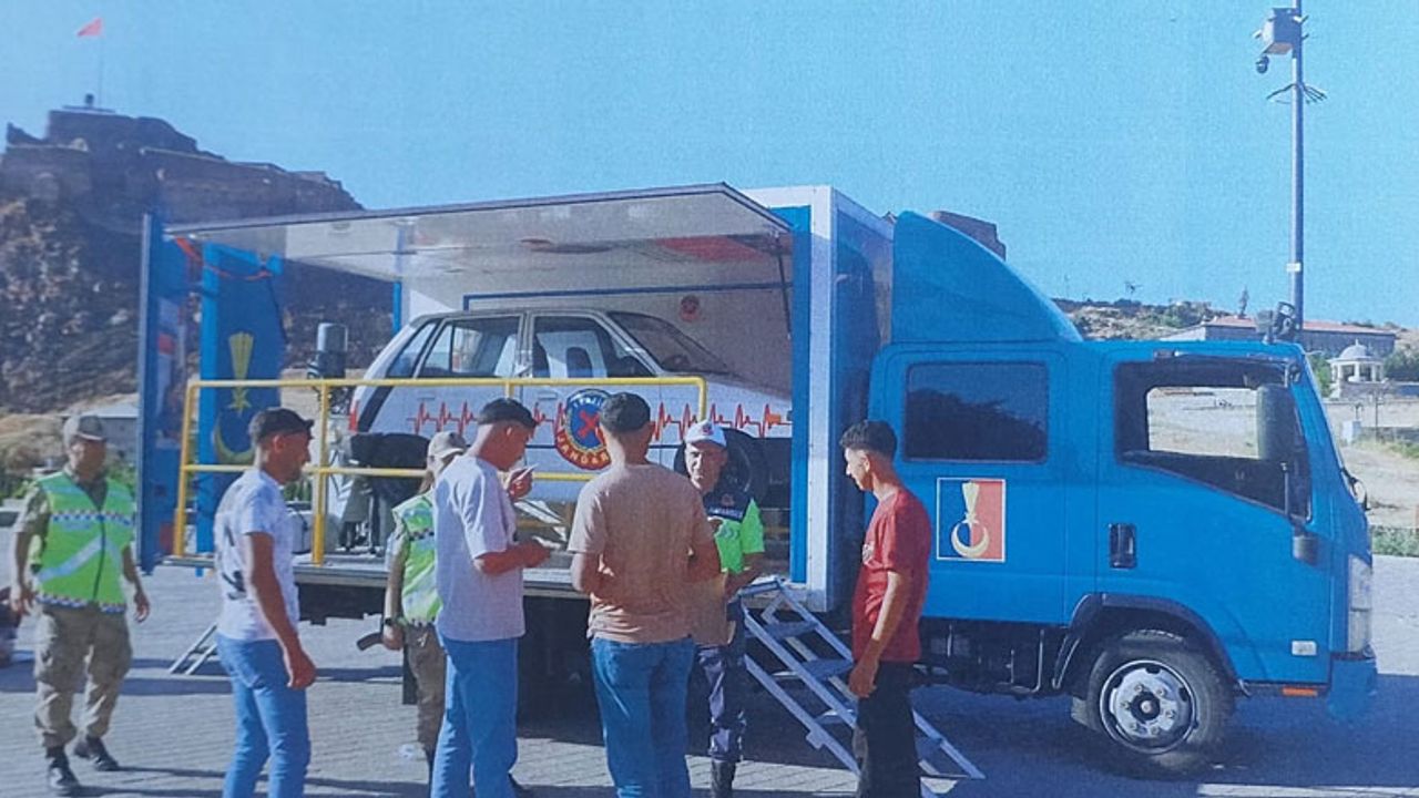 Kars'ta Emniyet Kemeri Simülasyon Aracı emniyet kemerinin hayati önemini uygulamalı olarak gösterildi görseli