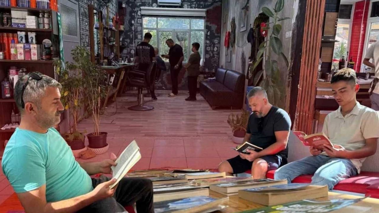 Serik'te kitapsever esnaf: Müşteriler sıra beklerken kitap okuyor görseli