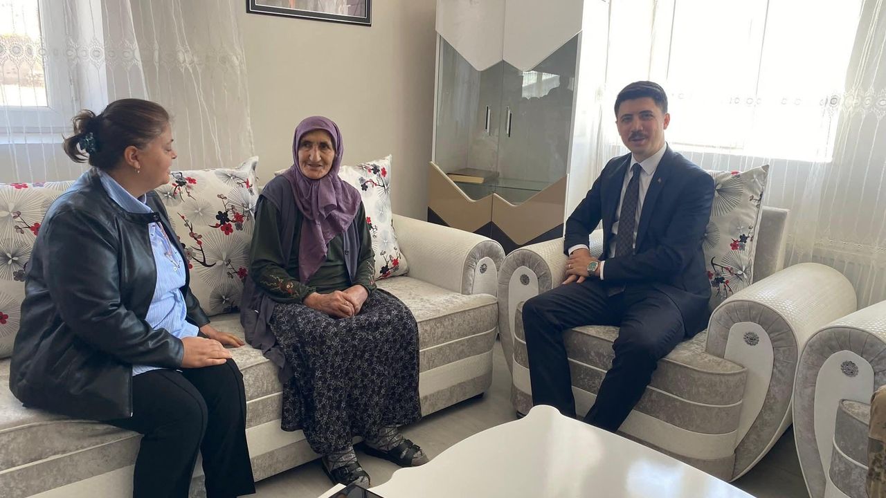 Digor Kaymakamı Kahraman’dan şehit babasına anlamlı ziyaret görseli
