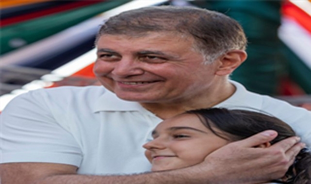 Başkan Tugay 94. İEF’de çocukları misafir etti görseli