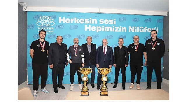 Nilüfer’in şampiyon kızları kupaları Başkan Şadi Özdemir’e getirdi görseli