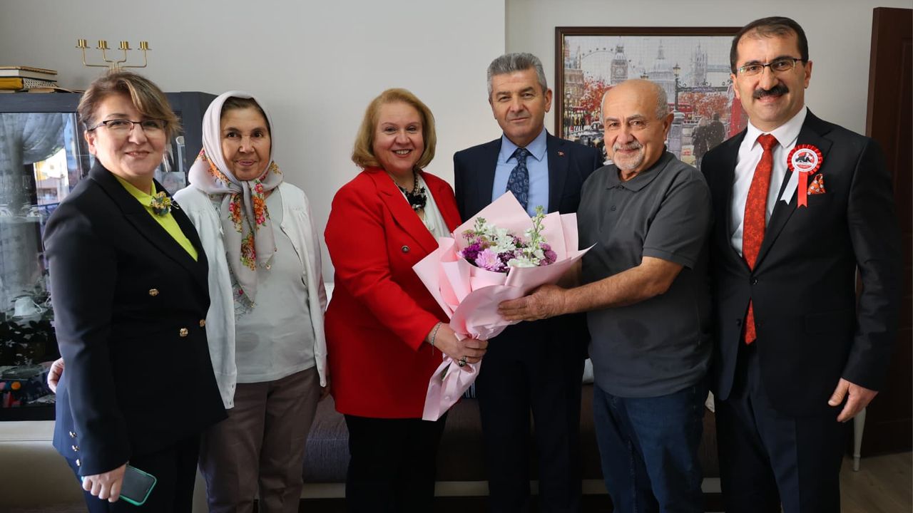 Artvin Valisi Ergün, emekli öğretmeni evinde ziyaret etti görseli