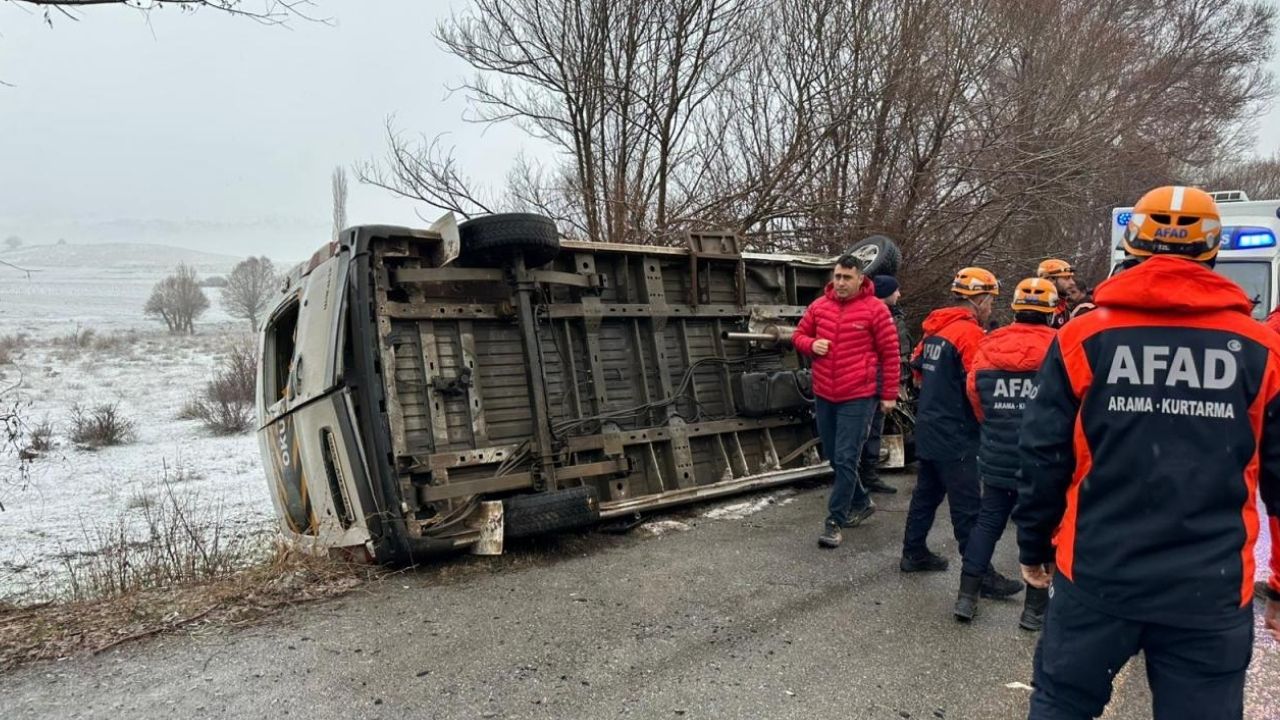 Sivas’ta öğrenci servisi devrildi: 15 yaralı görseli