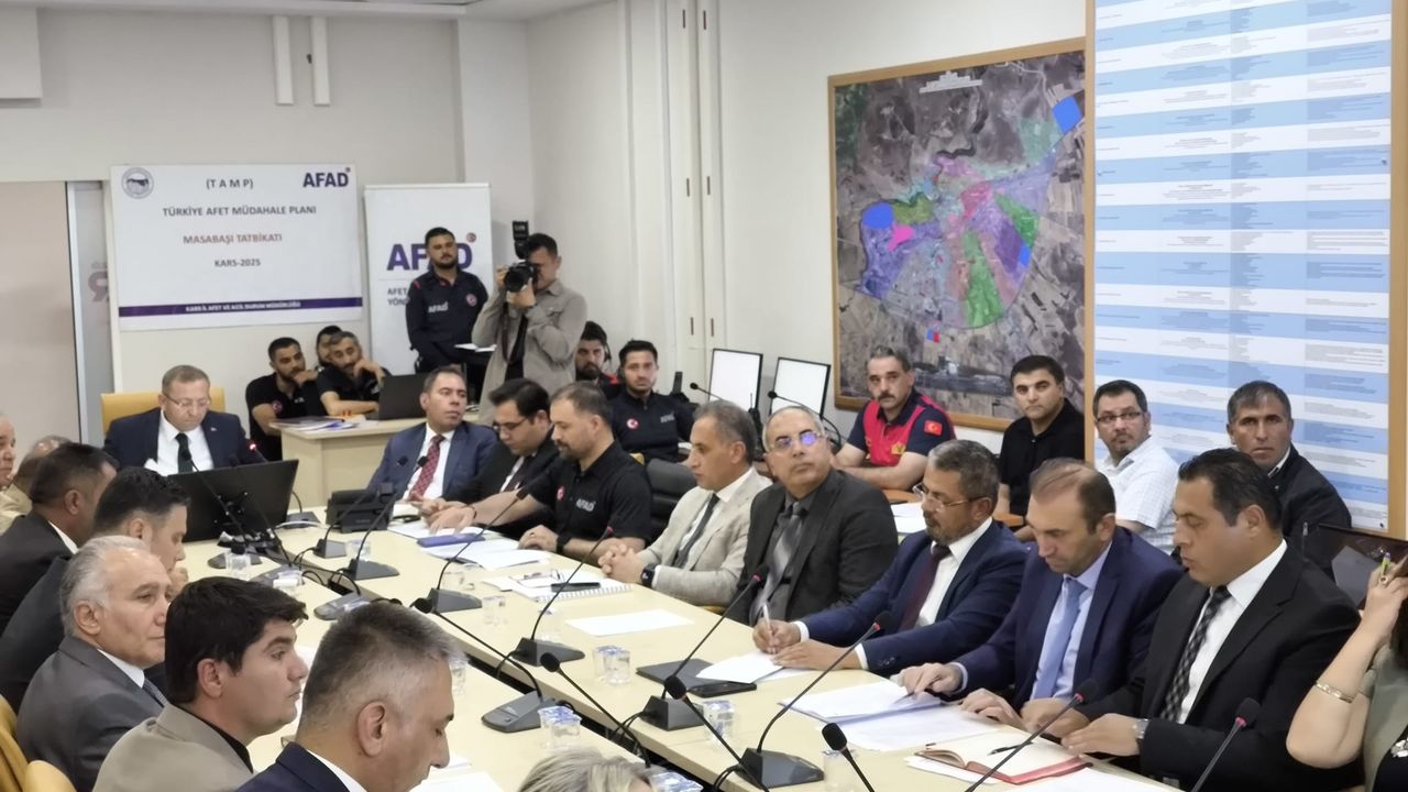 Kars'ta olası depremlere karşı hazırlıklı olunması amacıyla AFAD masa başı ve saha tatbikatı gerçekleştirildi görseli