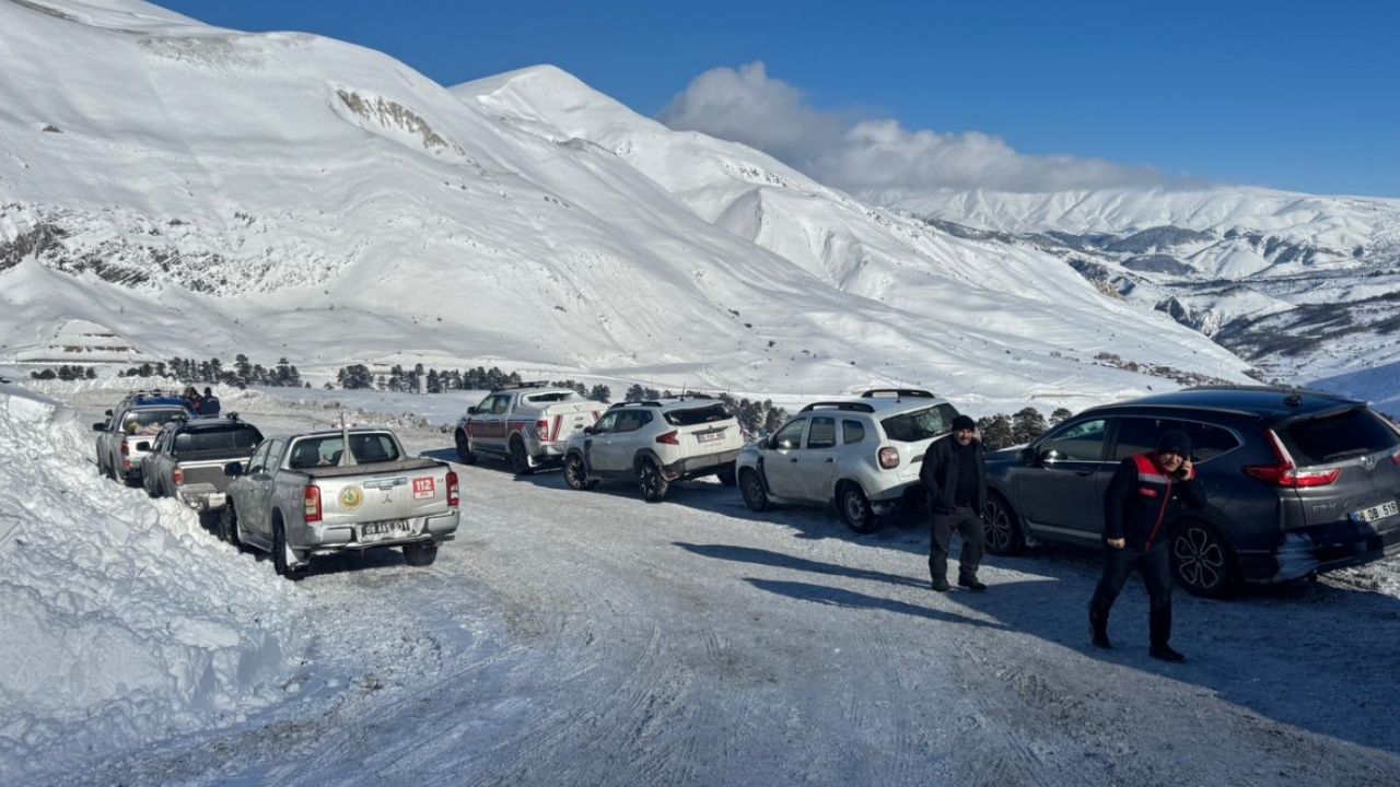 Artvin’de çığ altında kalan çoban 3 gündür aranıyor görseli