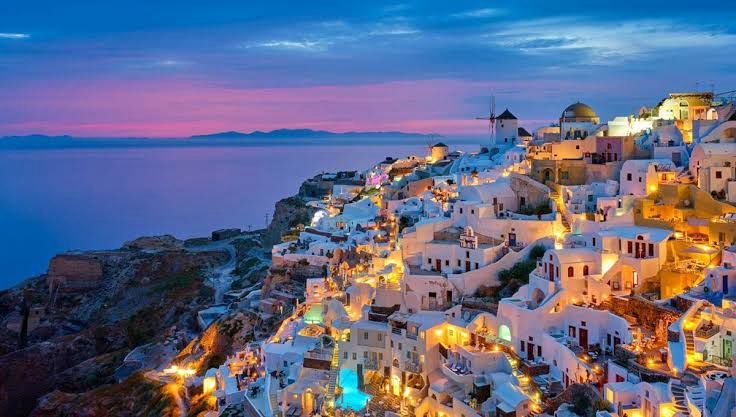 Santorini’de Neler Oluyor: Depremler, Yanardağ Patlaması ve Heyelan görseli
