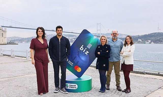Burak Özçivit, Prof. Dr. Sinan Canan ve Açelya Akkoyun, Hayat Finans’ın ‘yeni nesil aile kartı’ için aynı sahnedeydi görseli