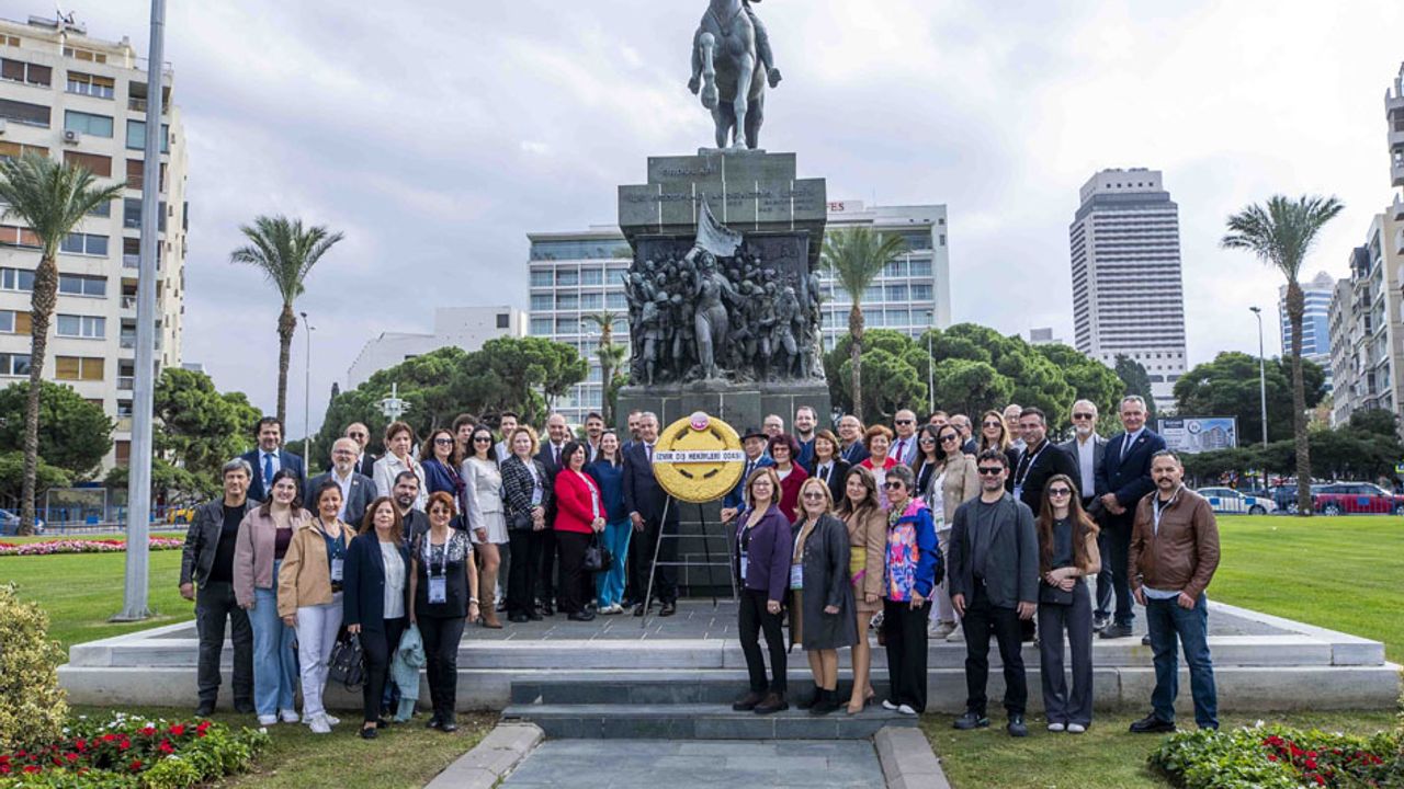 Egeli Diş Hekimleri Atatürk Anıtı’nda buluştu görseli