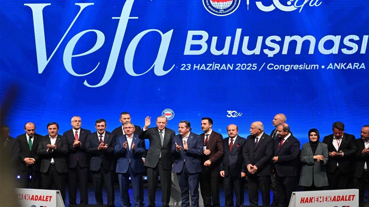Erdoğan’dan Memur-Sen'e övgü: Milletin ve demokrasinin yanında saf tuttunuz görseli