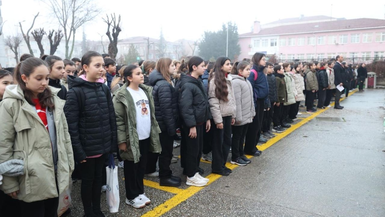 Okullarda 6 Şubat için saygı duruşunda bulunuldu görseli