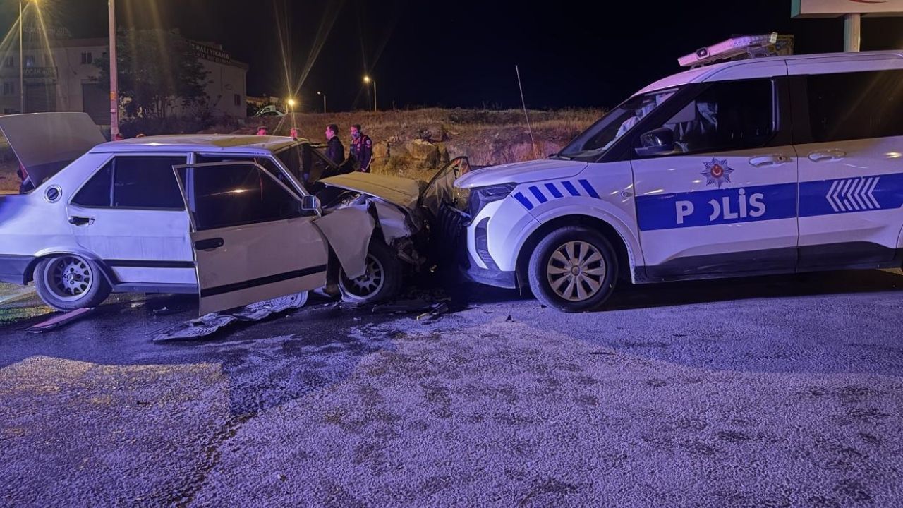 Kayseri’de "Dur" ihtarına uymayan sürücü polis aracına çarptı: 2 polis yaralı görseli