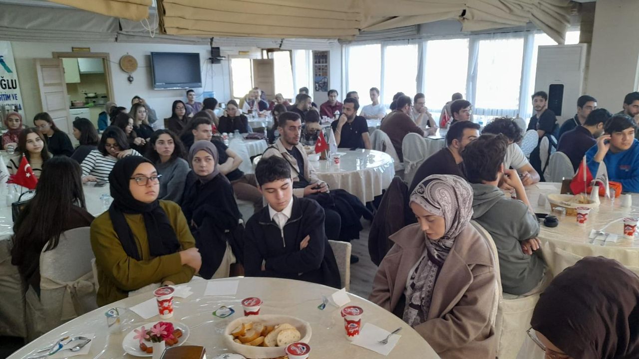 Azaklıoğlu Vakfı’ndan bursiyerlerine anlamlı buluşma görseli