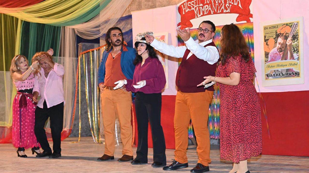Finike'de tiyatro gecesi: "Hisseli Harikalar Kumpanyası"büyük beğeni topladı görseli