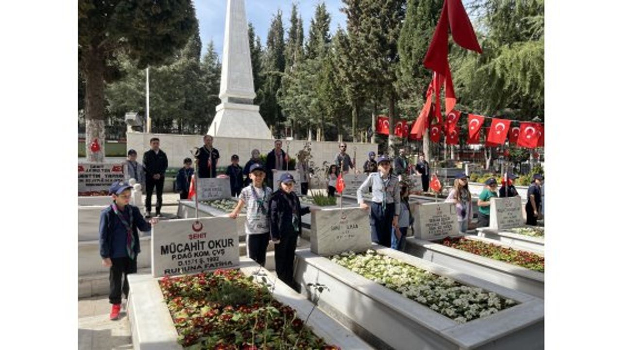 İLKÇEV izcileri Gebze Sehitliği'ni ziyaret etti görseli