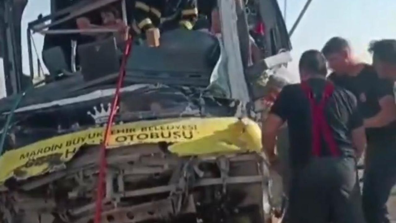 Mardin’de kaza: Halk otobüsü ile tır çarpıştı, 1 can kaybı görseli